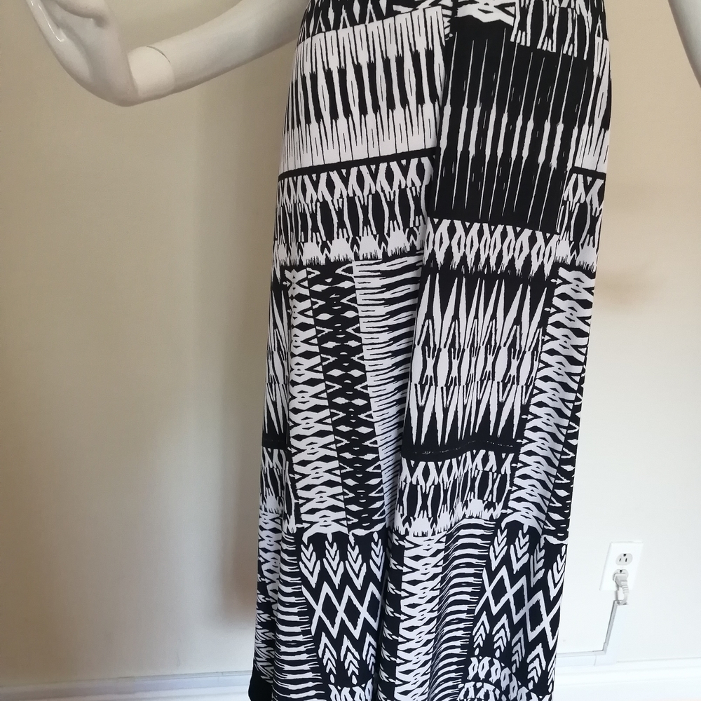 Sleeveless Black & White Printed V-Neck Maxi Dress - Picture 6 of 7